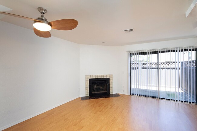 Foto del edificio - *OPEN HOUSE: 5/3 9:30-10:30AM*  Gorgeous 2...