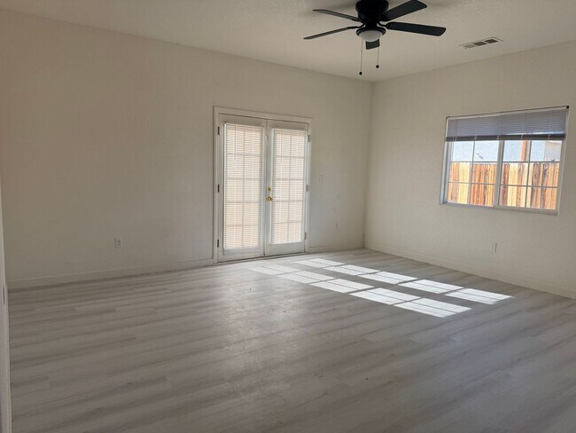 Foto del edificio - Spacious 3-Bedroom Home With RV Parking       MOVE IN SPECIAL!