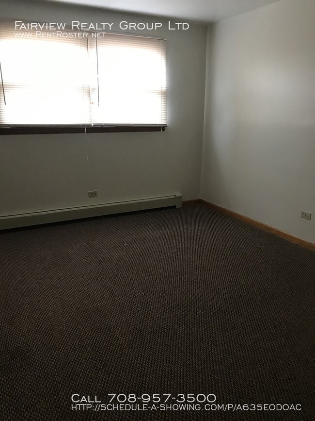 Building Photo - 17385 70th Ave - F - 2 beds, 1 full bath