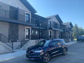 Building Photo - 300 Kooiman Av