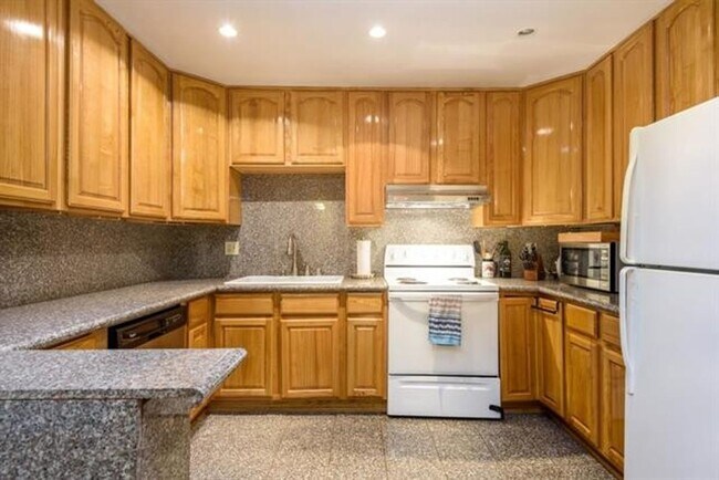 Foto del edificio - Well Located and Spacious 2 Bedroom 2 Bath Condo in Mountain View