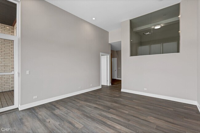 Foto del edificio - 2443 N Western Ave
