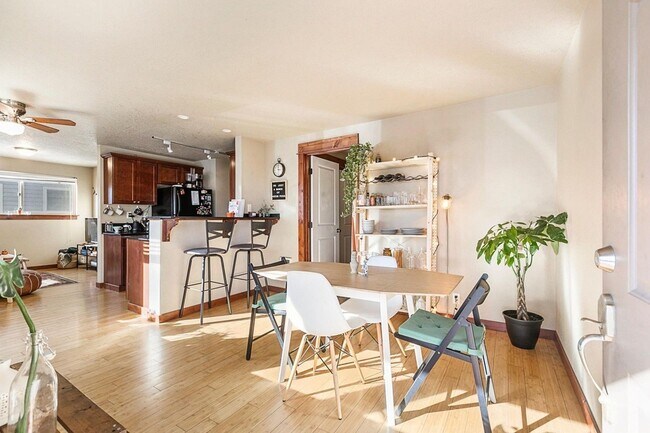 Building Photo - CHECK OUT THIS LOVELY 2 BEDROOM, 1 BATH CONDO CLOSE TO DOWNTOWN BEND