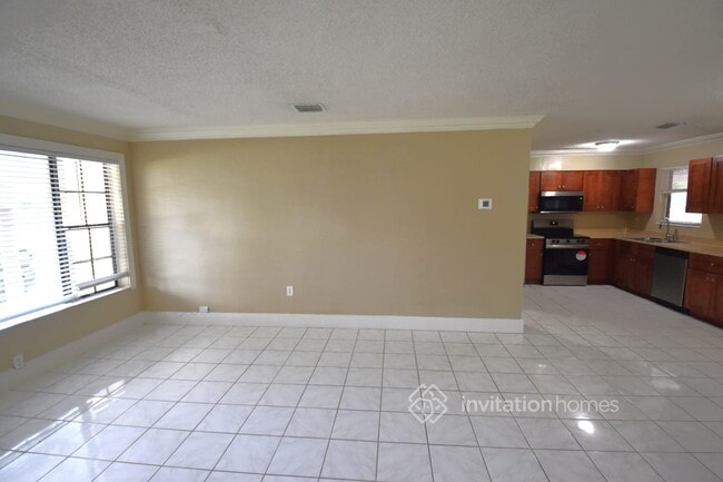 Building Photo - 2421 Largo Dr