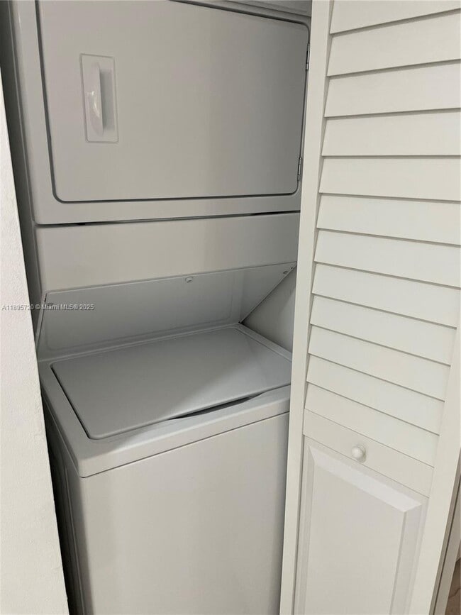 Building Photo - 8550 SW 149th Ave