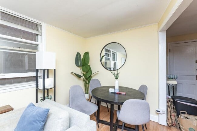 Building Photo - 3 bedroom in Chicago IL 60657