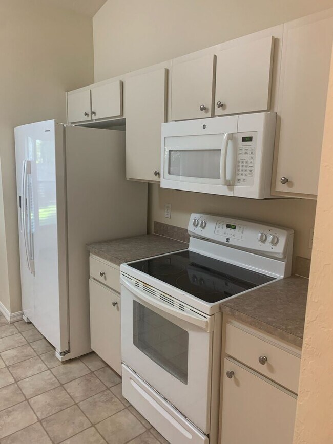Building Photo - Pool Community in great NW area!