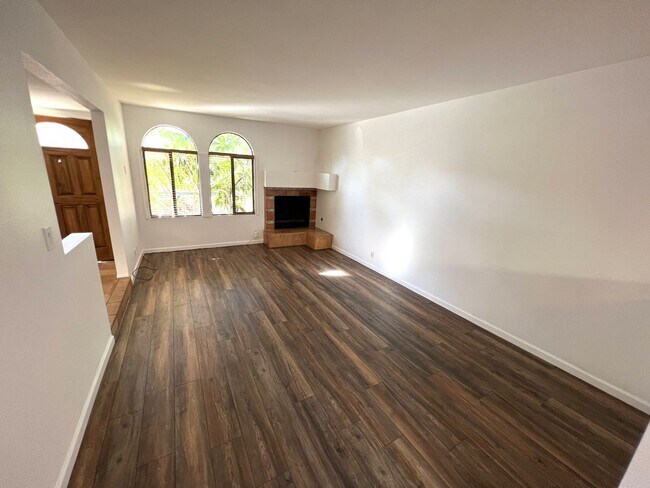 Foto del edificio - Spacious 2 Bed/ 2.5 Bath Townhouse For Ren...