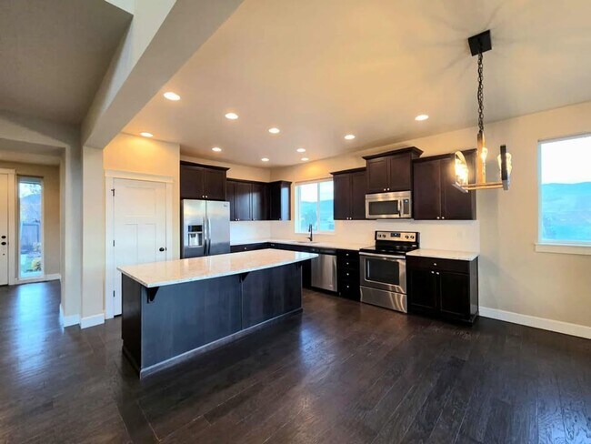 Foto del edificio - Large 3 bedroom, 3 bath newer build in sought after East Wenatchee neighborhood!