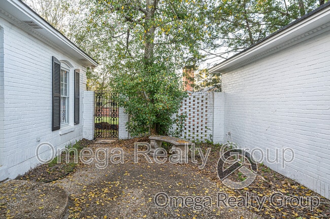 Building Photo - 3018 Bryn Mawr Rd