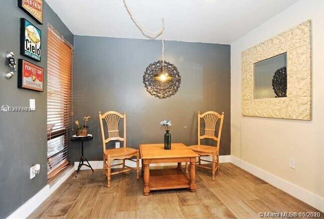 Foto del edificio - 3104 Bird Ave