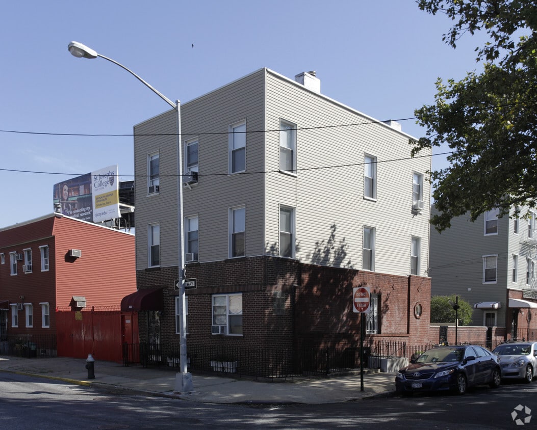 Primary Photo - 400 Manhattan Ave