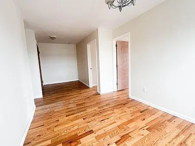 Foto del edificio - Great size two bedroom apartment , located close to transportation and local shops on Myrtle