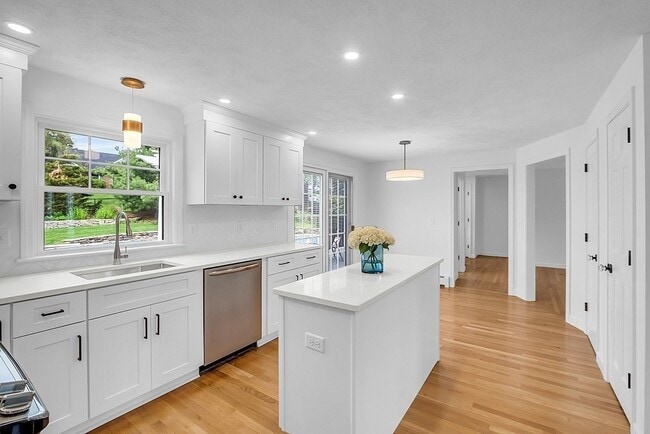 Building Photo - 8 Lantern Ln