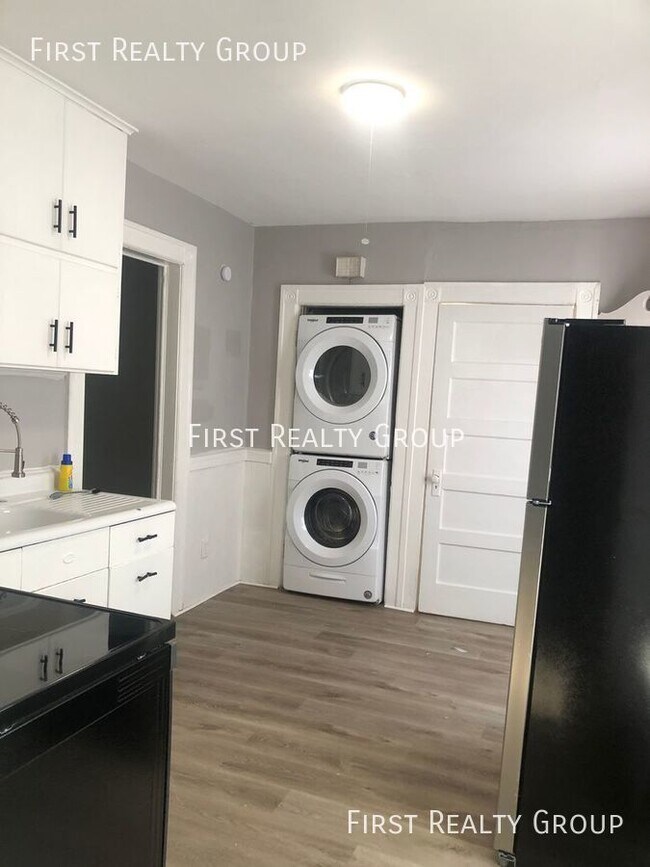 Building Photo - 2 Bedroom, 1 Bath Apartment for Rent Piqua...