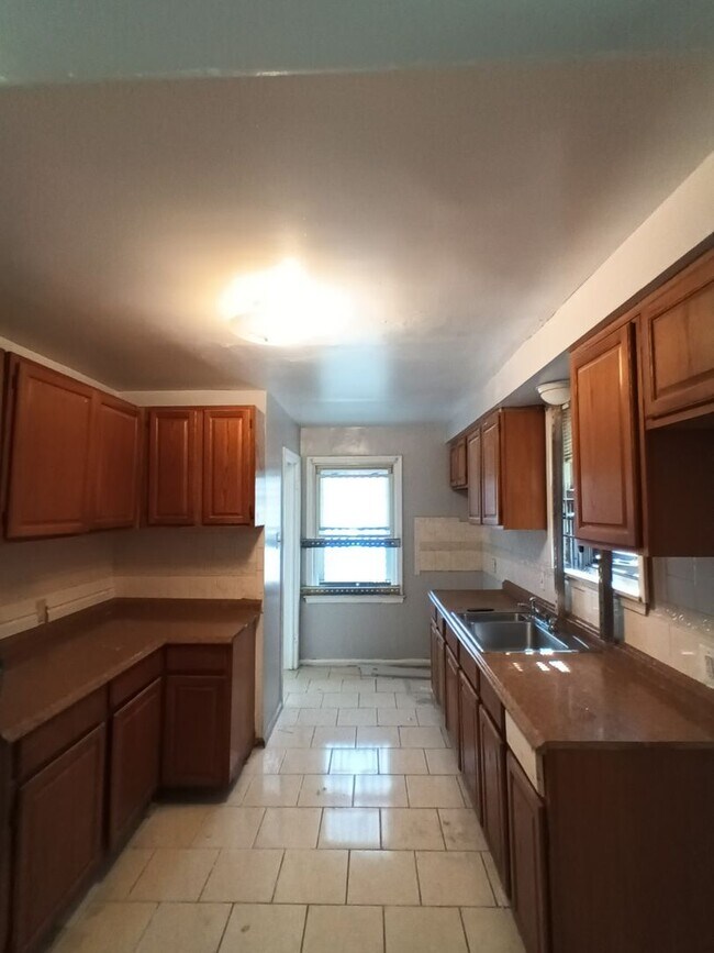 Foto del edificio - 3 bedroom 1.5 bath brick home now availabl...