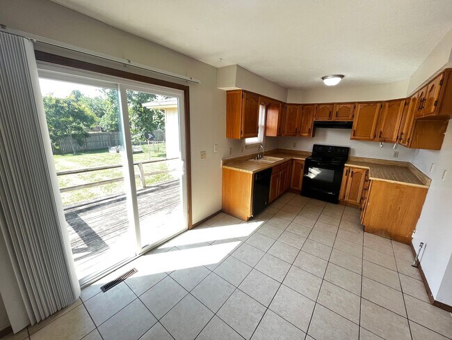 Building Photo - Duplex 2 Bedroom 1 Bath 2 Car Garage SW Sp...