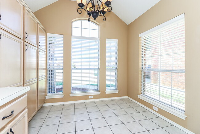 Building Photo - 941 Azalia Dr
