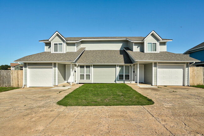 Building Photo - 727 Vicksburg Ave