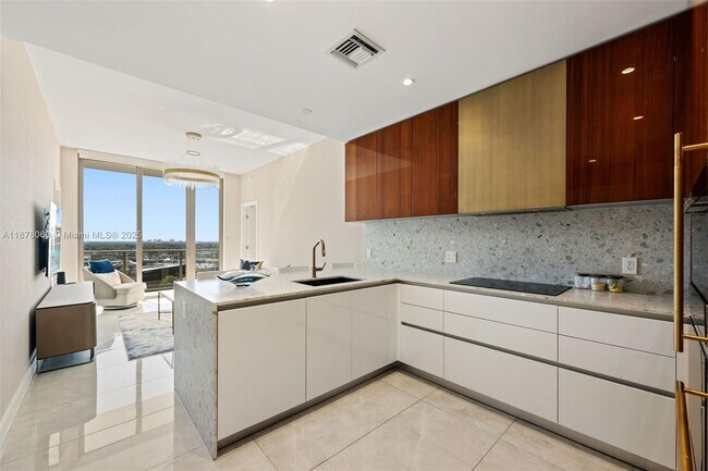 Foto del edificio - 2678 Tigertail Ave