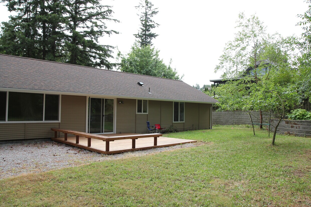 Foto del edificio - 2549 Yew Street Rd