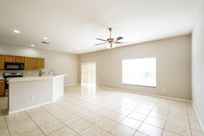 Building Photo - 765 Star Pointe Dr