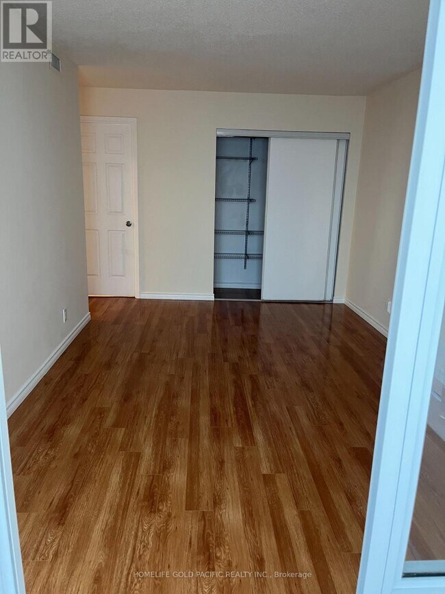 Photo du bâtiment - 44-1244 Gerrard St W