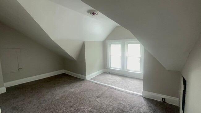Building Photo - Spacious 5 bedroom House for rent in Beech...
