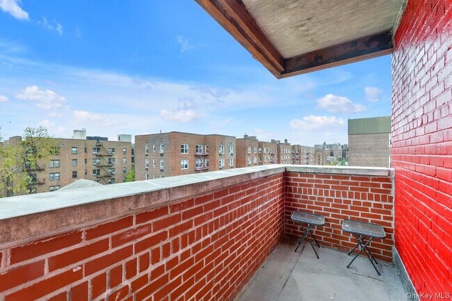 Foto del edificio - 65-36 Wetherole St