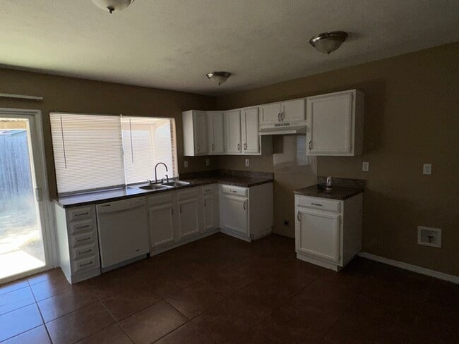 Building Photo - 6905 Blackberry Dr