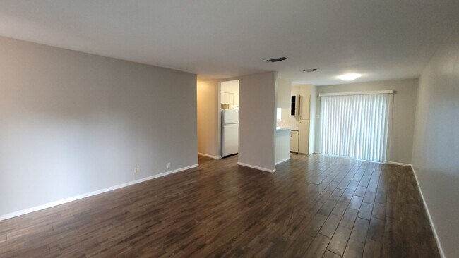 Building Photo - 521-523 Southtrail Dr
