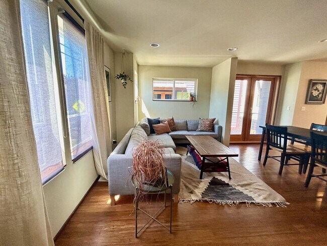 Building Photo - Admiral Townhome