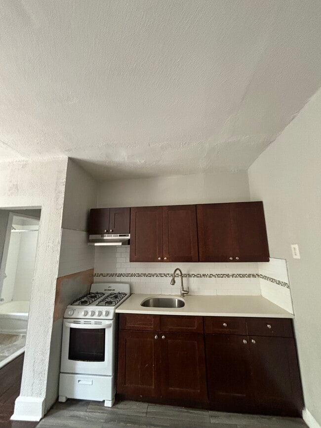 691 Elizabeth Ave 22 - 10 Goldsmith Ave