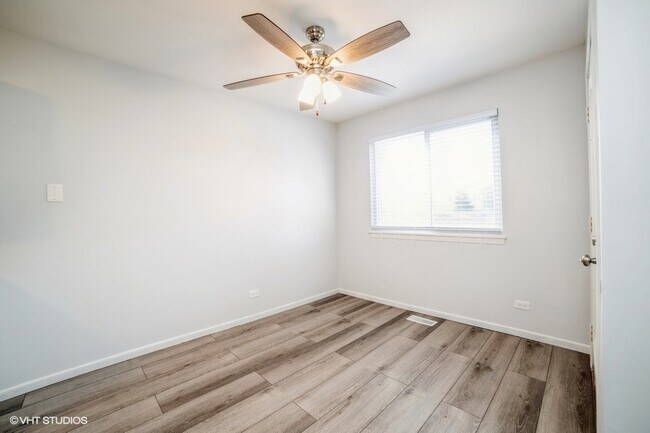 Foto del edificio - 373 Newport Ln