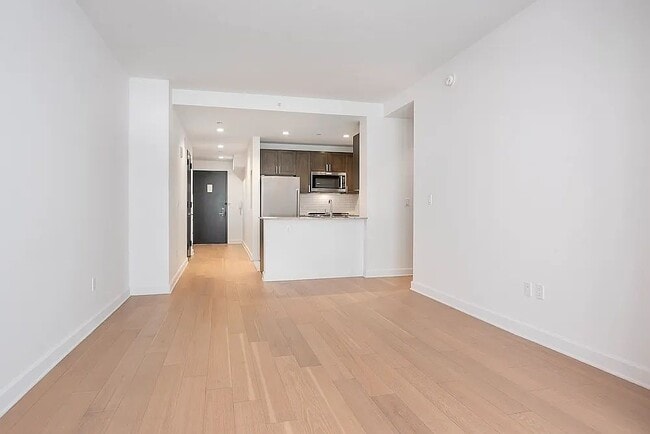 Building Photo - 21 S End Ave