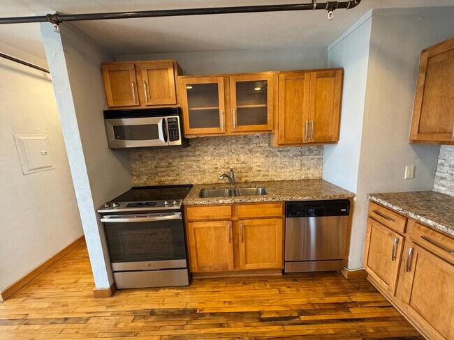 Foto del edificio - Spectacular industrial style studio, 1 full bath 466 sq ft condo in desirable Downtown St Paul!