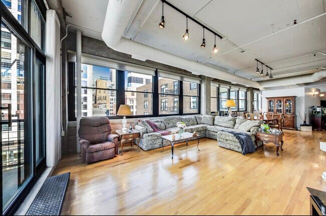 Living room - 728 W Jackson Blvd