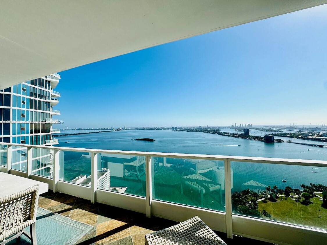 Primary Photo - 2020 N Bayshore Dr