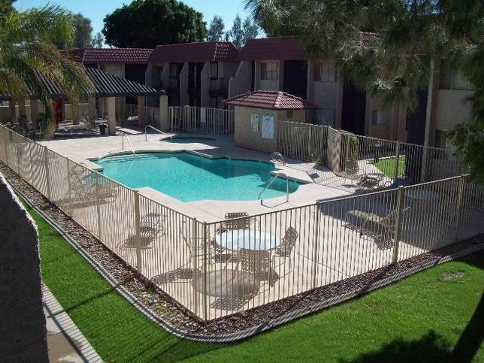 Primary Photo - 700 W University Dr