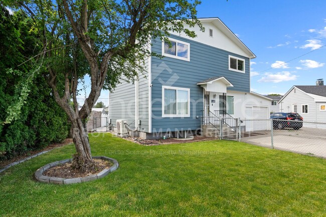 Building Photo - Beautiful 3-Bedroom Home - EV Charger - Pet Friendly