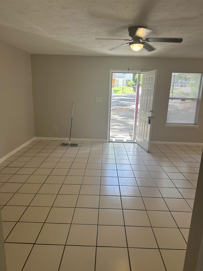 Building Photo - 1830 Sylvan Ct
