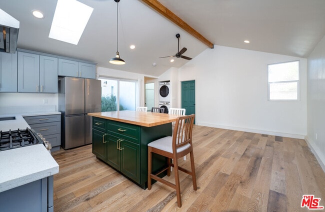 Foto del edificio - 6461 Whitman Ave