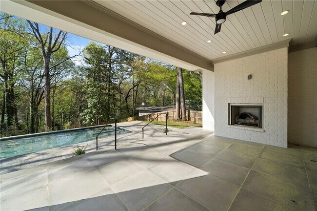 Foto del edificio - 1074 Moores Mill Rd NW
