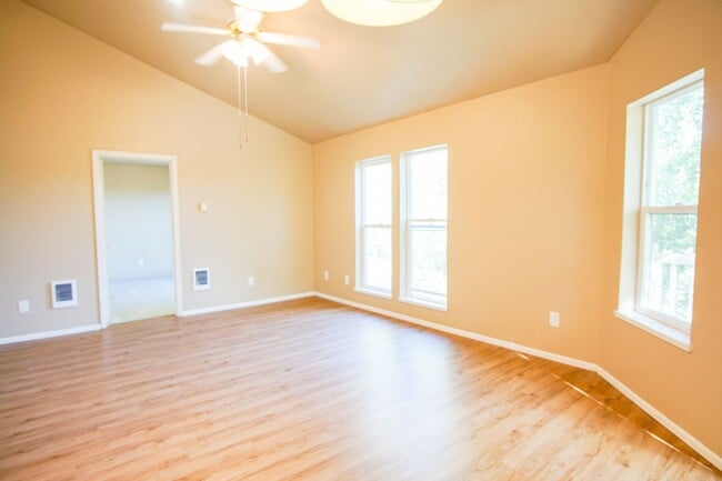 Building Photo - Spacious 2 Bed-2 Bath Flat in SW Portland Ready Mid-April!