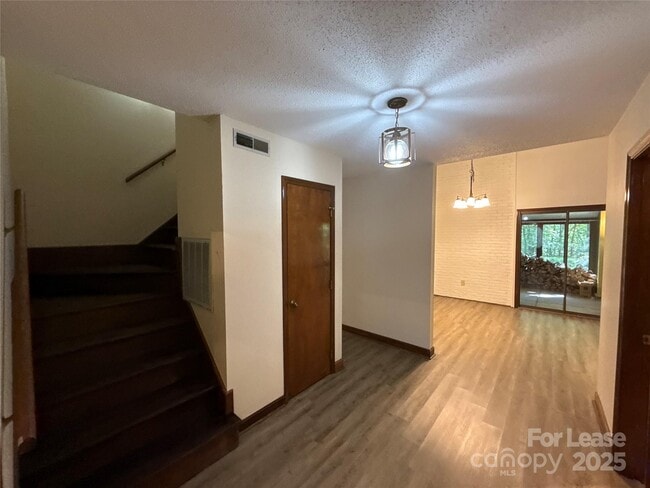 Building Photo - 217 Raintree Dr