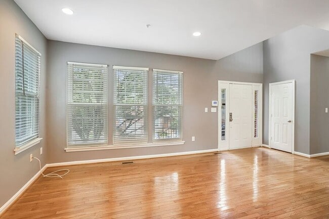 Building Photo - 3322 Oxon Run Rd SE