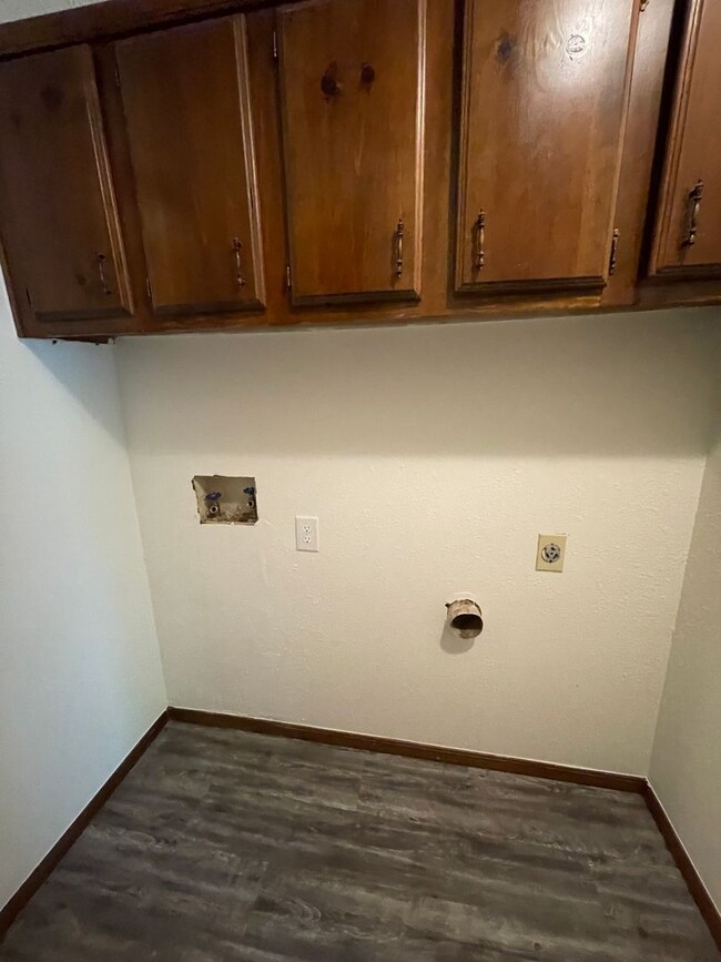 Building Photo - 2 bed 1 bath duplex all brand new in Blanc...