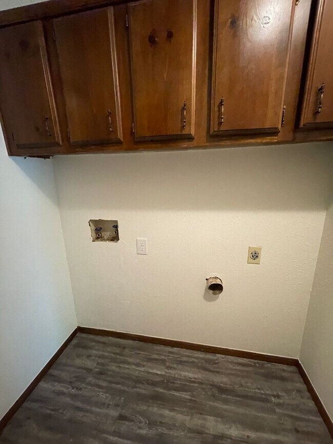 Foto del edificio - 2 bed 1 bath duplex tastefully updated in a great location in the heart of Blanchard! Plenty of p...