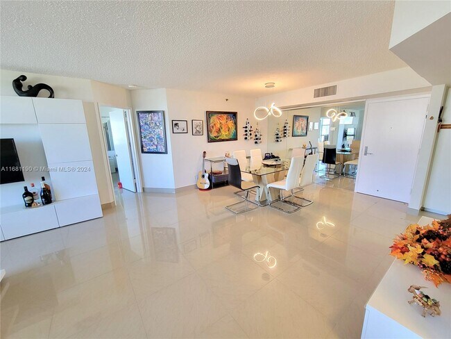 Foto del edificio - 3600 Mystic Pointe Dr