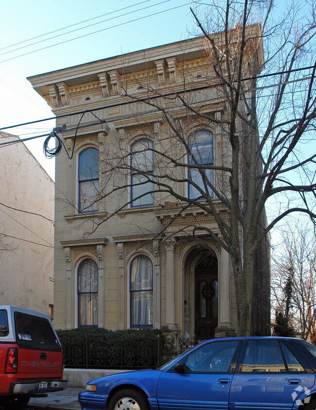 Building Photo - 837 Dayton St